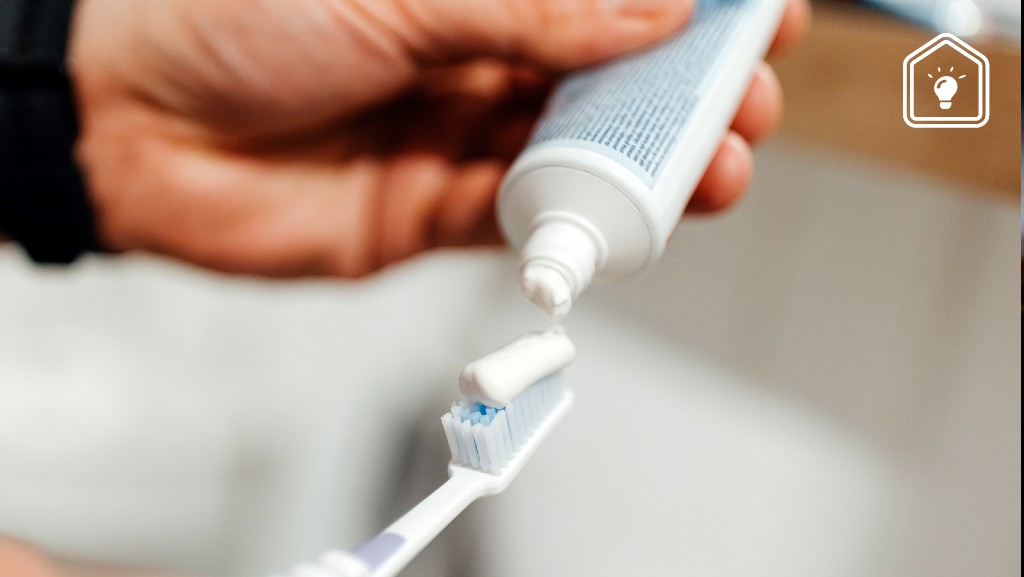 tandpasta schoenen schoonmaken